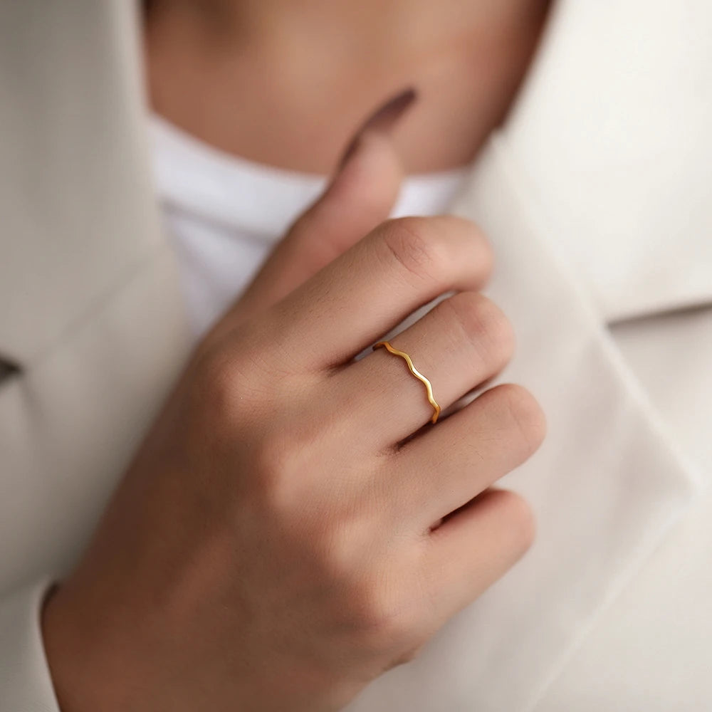 DOTIFI Edelstahlring Minimalistische Meereswelle Leichter Luxus Eleganter Mode-Paarring für Damen Schmuck Hochzeit Trendige Geschenke