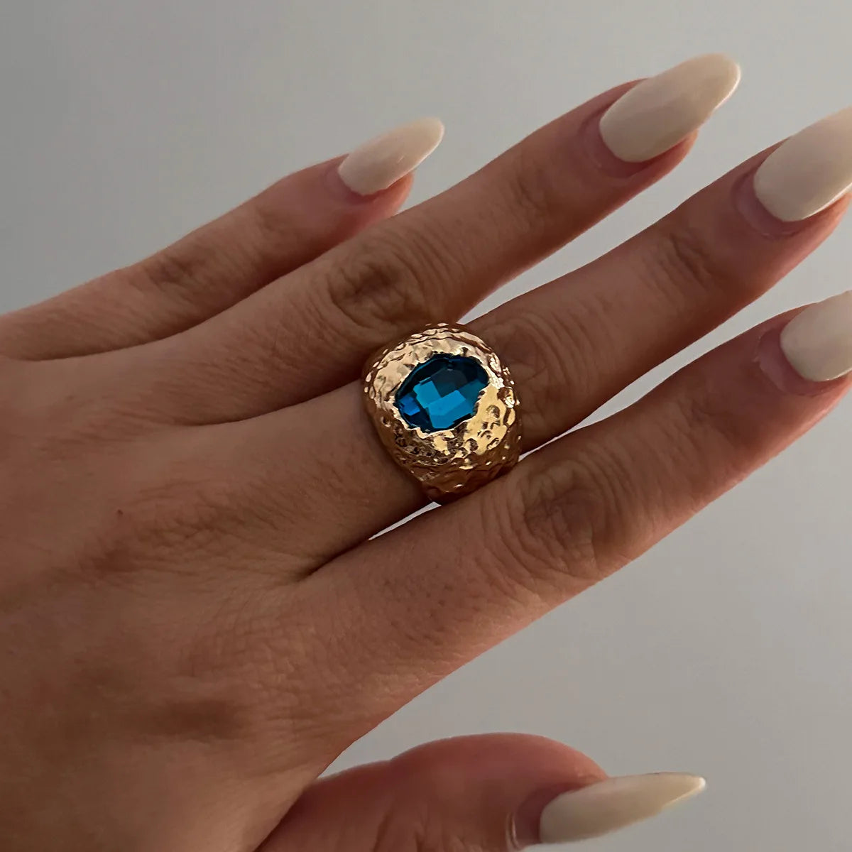 LATS Vintage Punk eingelegte Strass-Ringe für Damen, geometrisch, übertrieben, personalisiert, flüssig glänzend, leichter Luxus-Schmuck