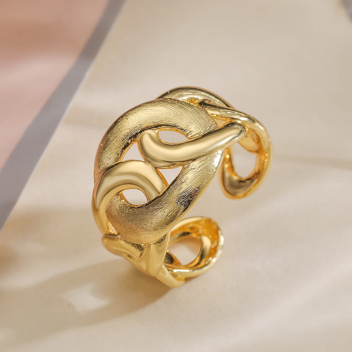 NEWBUY Trendiger Goldfarben Kupfer Geometrischer Schmuck Luxuriöser AAA Zirkonia Ehering Für Elegante Frauen Verlobungsgeschenk