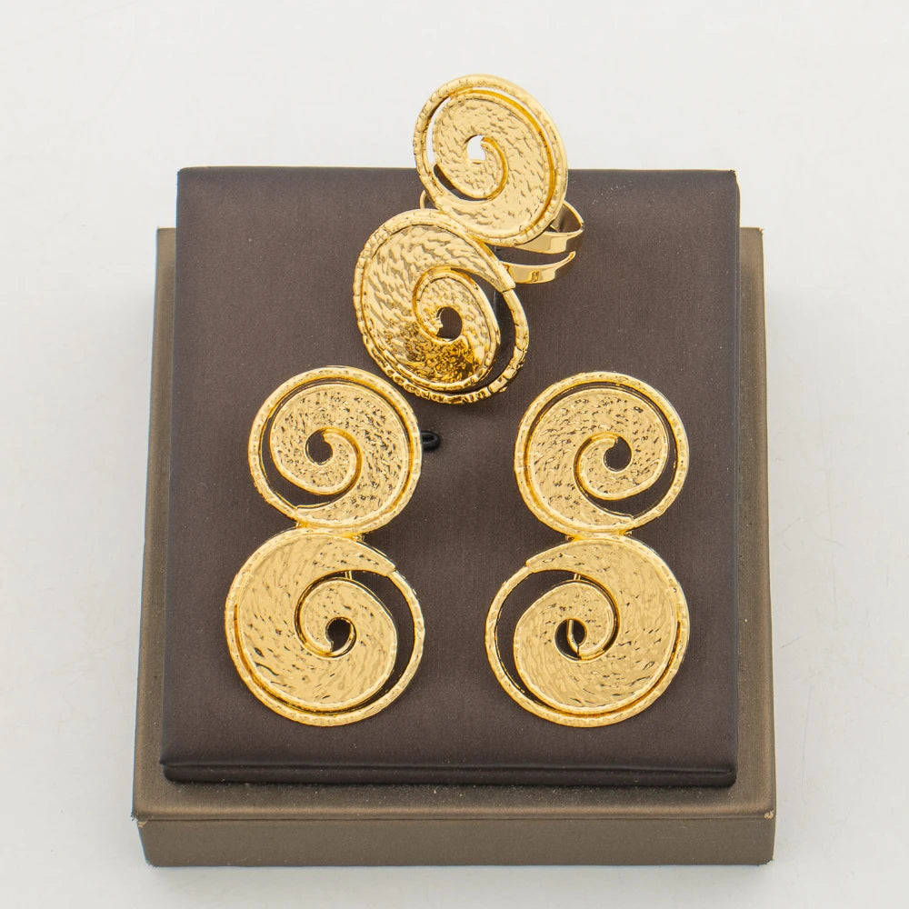 Dubai Goldfarbene Ohrringe und Ring-Set für Damen, Hochzeiten, ausgehöhlte Clip-Ohrringe und Fingerring-Set für den nigerianischen Alltag