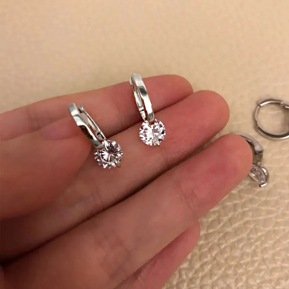 Goldfarbene Metall-Barren Ohrstecker mit runden Zirkonia-Steinen für Frauen, Schleifenform, CZ-Stift-Ohrring, klassischer funkelnder Ohrring