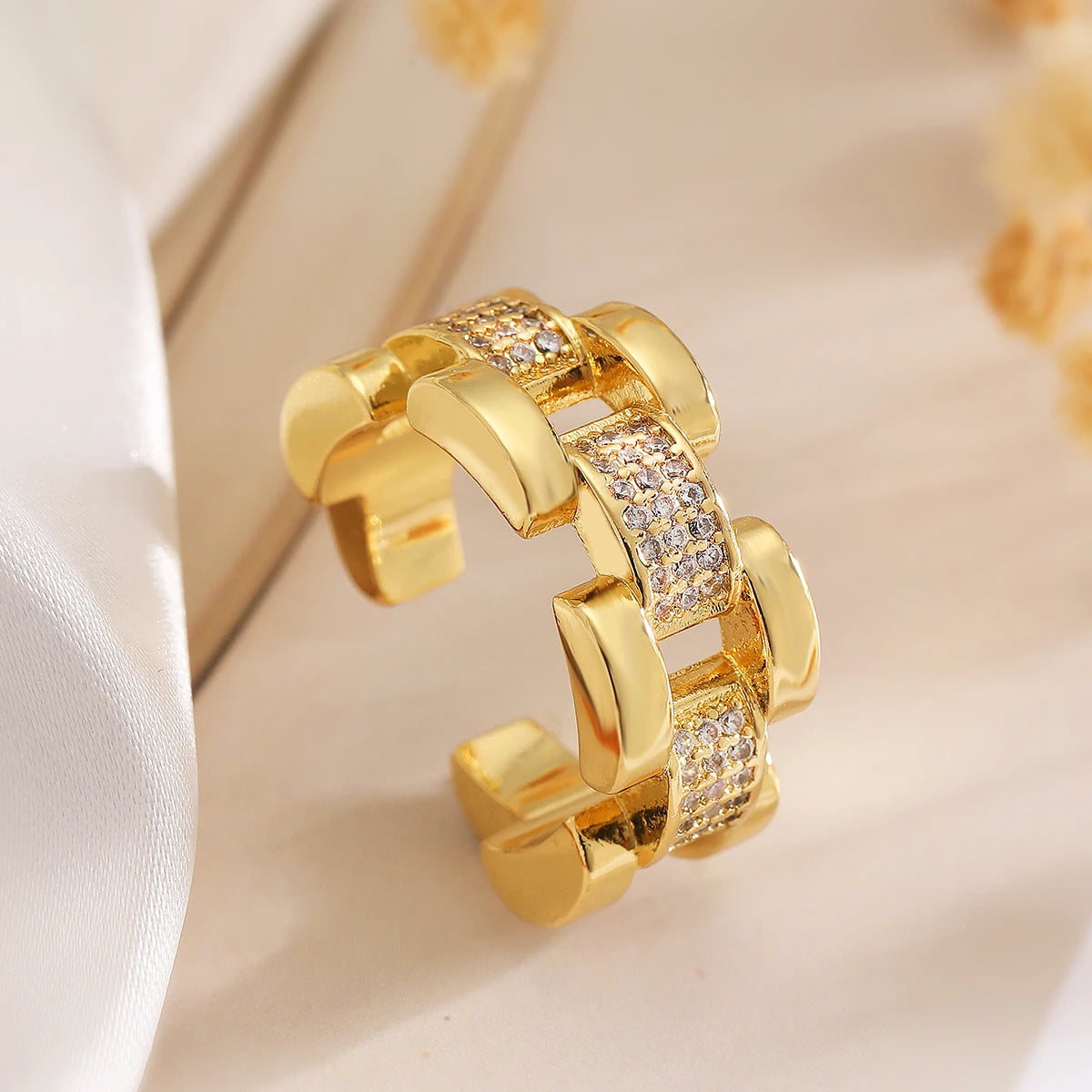 NEWBUY Zarte goldfarbene Statement-Design CZ Party-Ringe für elegante Frauen Finger-Accessoires