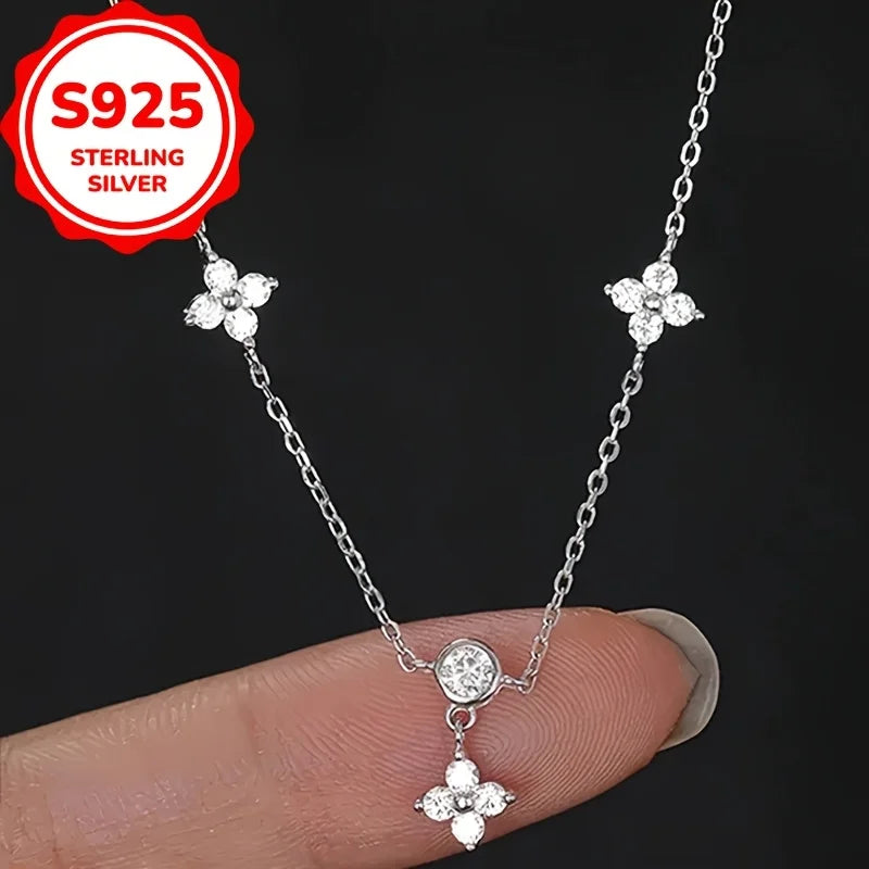 Un collar de trébol de cuatro hojas de plata S925, moderno y elegante, perfecto para regalos de joyería de San Valentín.