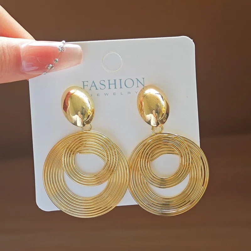 Minimalismus Persönlichkeit Metall Ohrhänger für Frauen Blatt Rund Wassertropfen Schmetterling Twist Metall Ohrringe Geometrie Schmuck