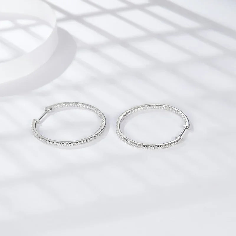 NeeTim Moissanit-Creolen mit voller Farbe für Damen, 925er Sterlingsilber mit Weißgold-Überzug, Ohrstecker, edler Schmuck als Geschenk