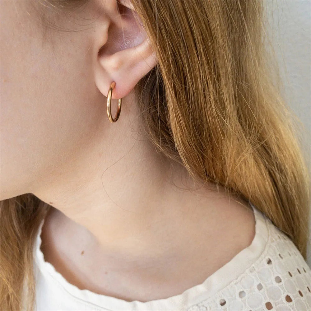 Retro Minimalismus Edelstahl Creolen für Frauen Mädchen Goldfarbene Metall-Kreis-Ohrringe Party Geschenke Einfacher Schmuck