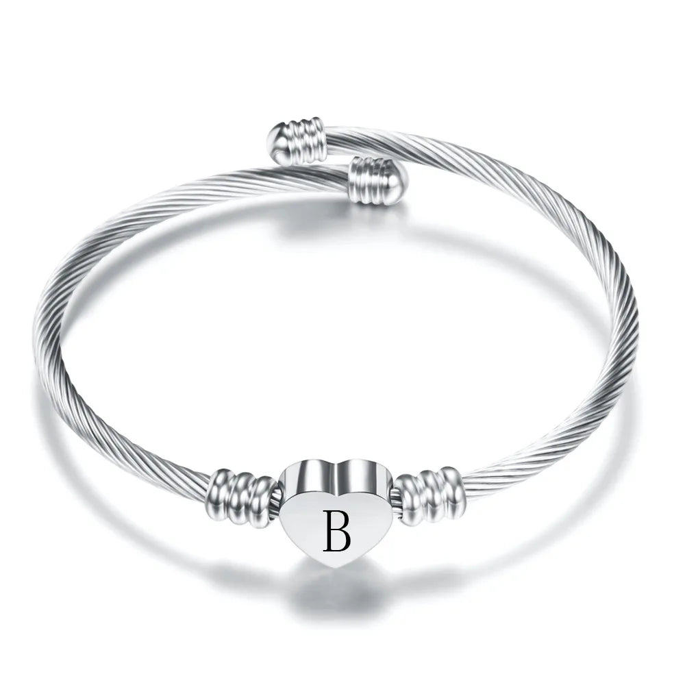 Initialen Edelstahl Manschettenarmband für Frauen 26 Alphabet Herz Charm Armreif Weibliche Mode Geburtstagsparty Schmuck