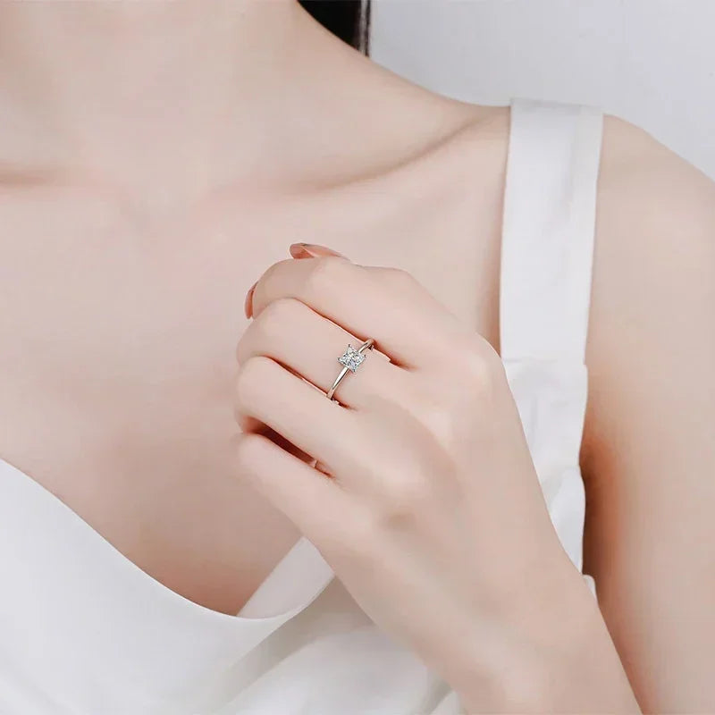 NeeTim 0,6 Karat Prinzessin Moissanit Verlobungsring Damen Heiratsantrag Brautringe Sterlingsilber Ehering mit Zertifikat