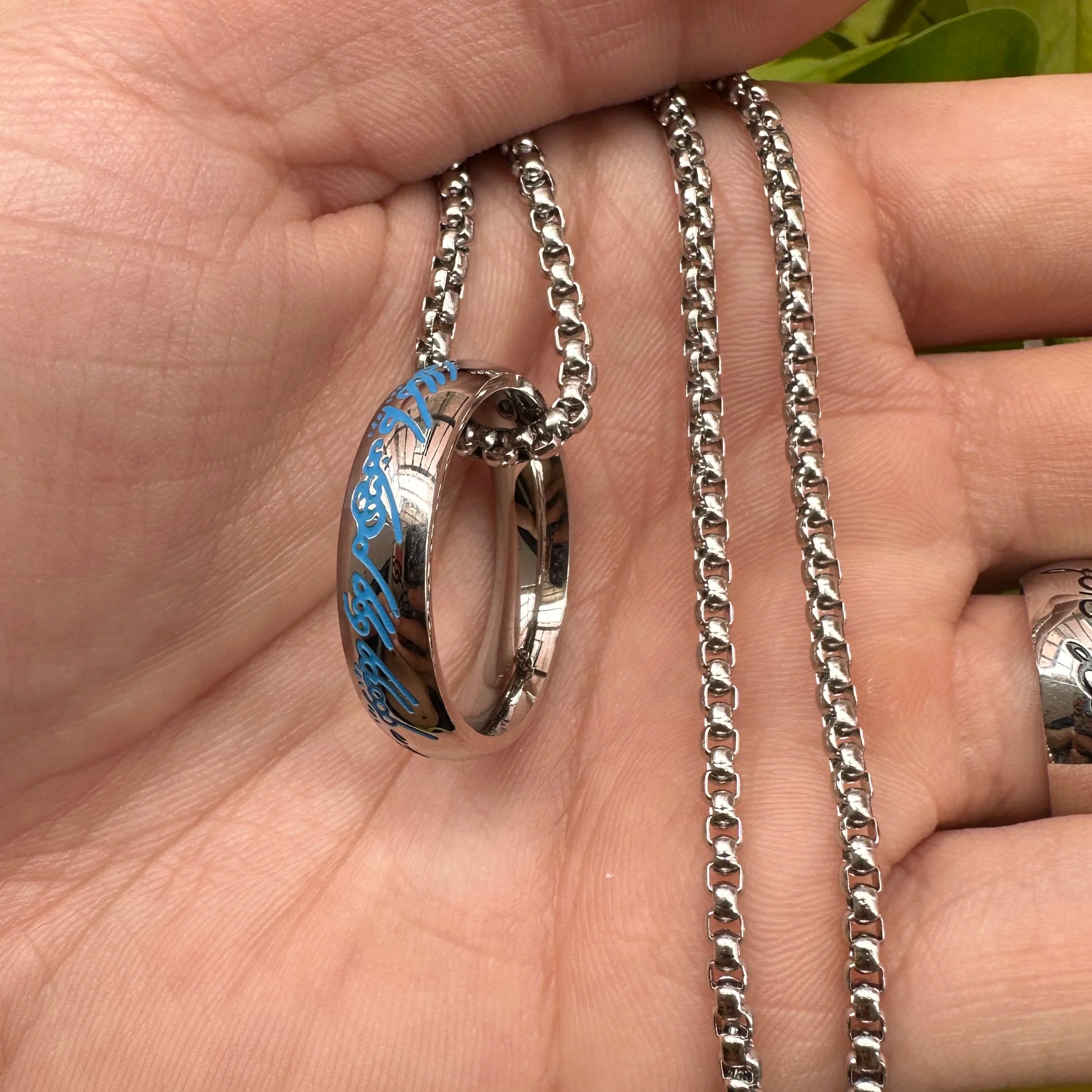 2024 Neuer Trendiger Einfacher 3D Geschnitzter Glaubensring Edelstahl Paar Farbig Plattierte Kettenringe Retro Herrenschmuck Geschenke Custom
