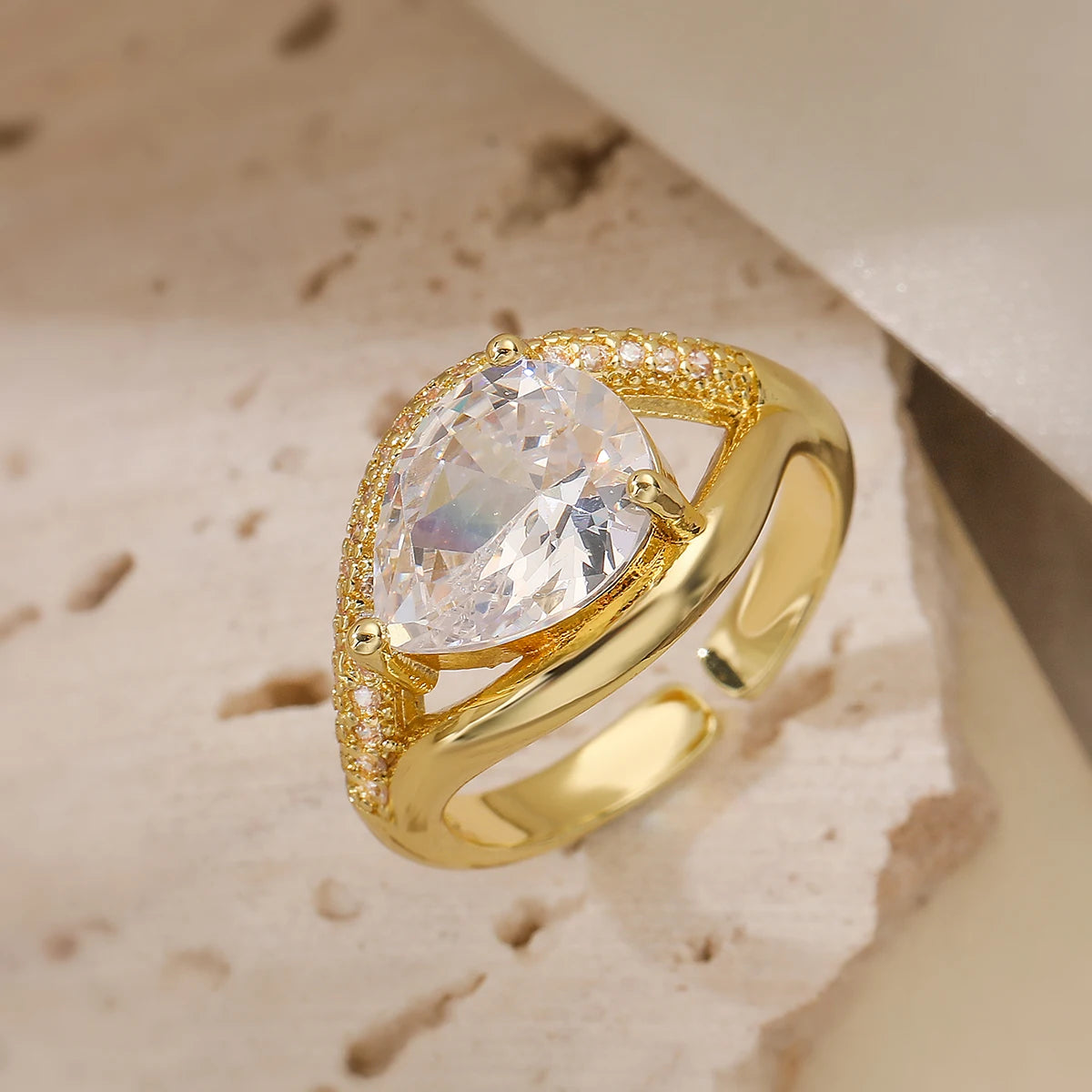 NEWBUY Trendiger Goldfarben Kupfer Geometrischer Schmuck Luxuriöser AAA Zirkonia Ehering Für Elegante Frauen Verlobungsgeschenk