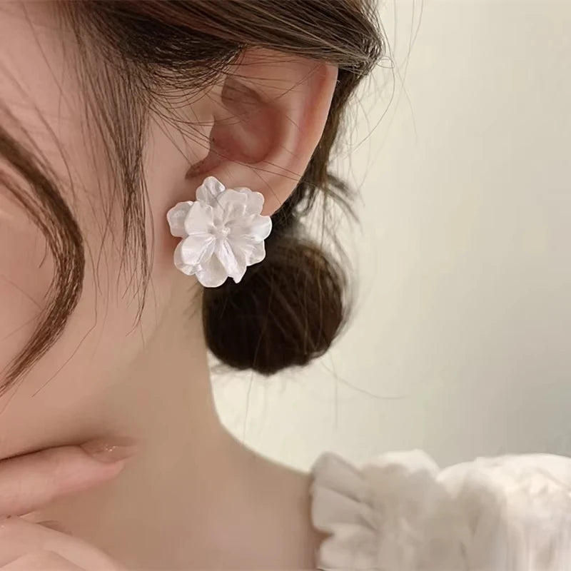 Weiße Blumenstecker Ohrringe für Damen Gefaltete Acryl-Seiten Charmante Süße Blumenmädchen-Ohrringe im japanischen Stil Ohrschmuck