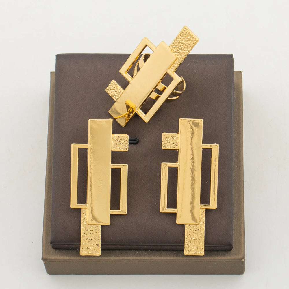 Dubai Goldfarbene Ohrringe und Ring-Set für Damen, Hochzeiten, ausgehöhlte Clip-Ohrringe und Fingerring-Set für den nigerianischen Alltag