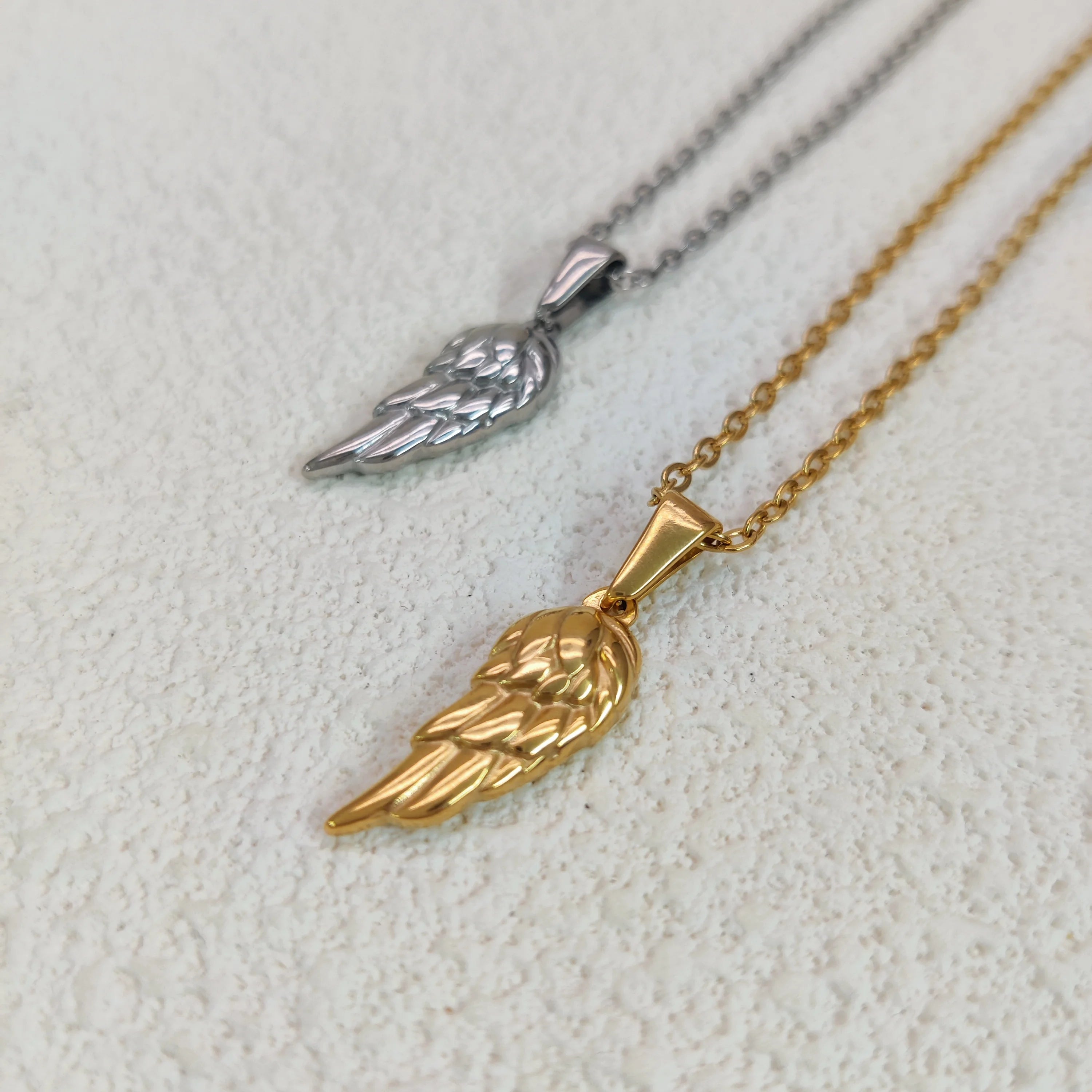 Collar con colgante de ala de ángel chapado en oro de 18 quilates - Diseño de pluma vintage para hombres, cadena de acero inoxidable, regalo de joyería