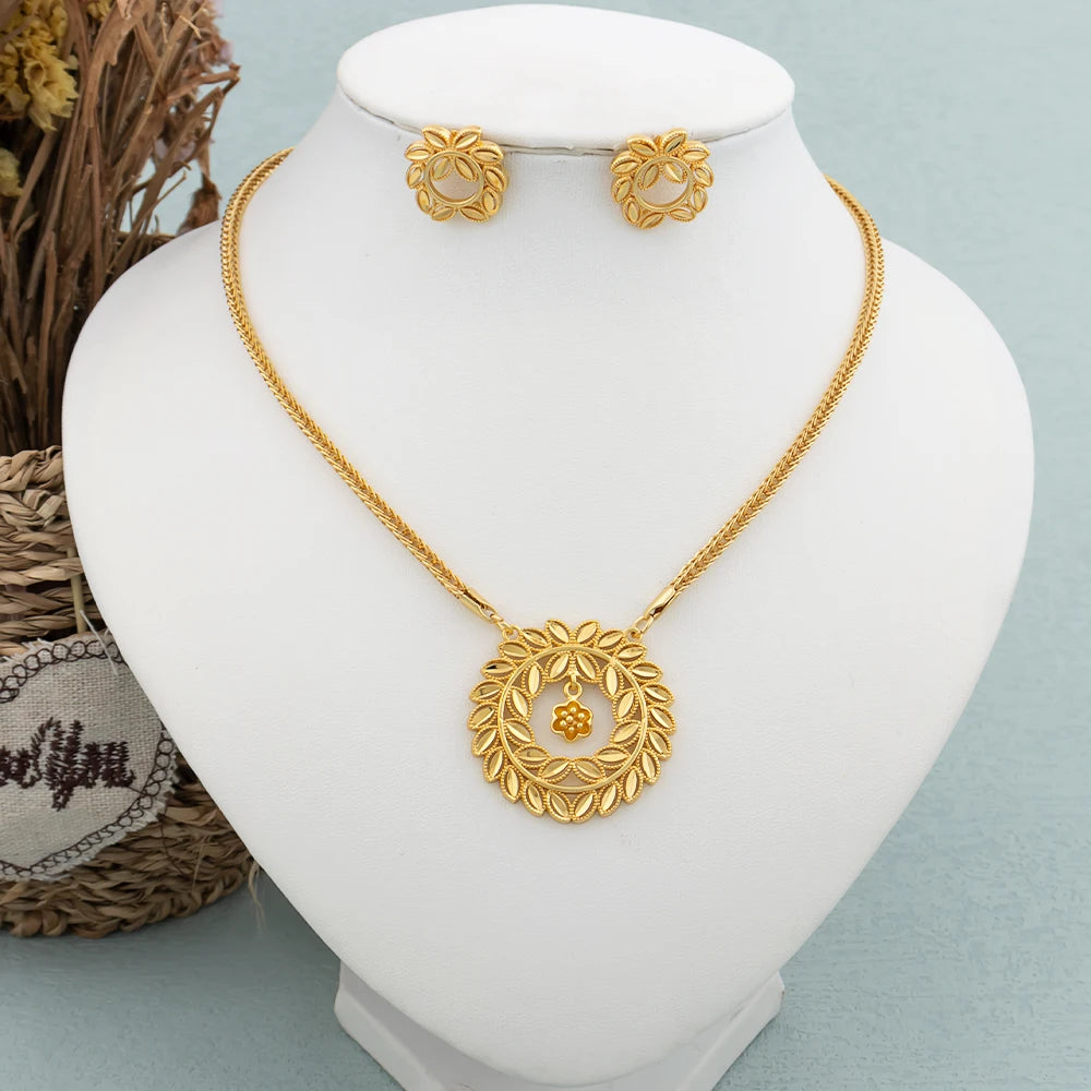 Rundes Schmuckset Design für Frauen Afrikanischer Hot Sale Kupfer Creolen Blumen Halskette Vergoldeter Anhänger Party Hochzeitsgeschenke