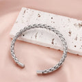 1 Stück Titan-Stahl-Armreif, geflochten, trendiger und minimalistischer Stil, Stahldraht geflochten, verstellbares C-förmiges Armband
