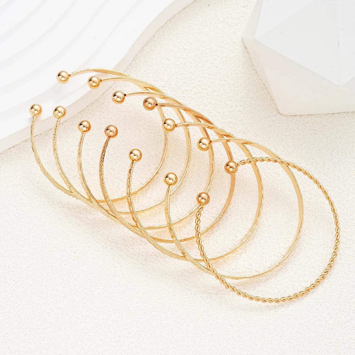 7-teiliges Set Punk Goldfarbene Armbänder für Damen Streetwear Goth Herzprints Metalldesign Offener Armreif Modeschmuck Geschenke 2024