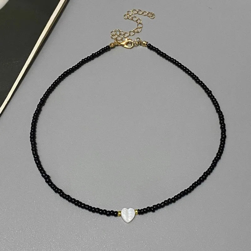 Neue Naturmuschel Liebesherz Choker Halskette für Mädchen Frühling Sommer Mode Kleine Bunte Glasperlen Halskette Geschenk für Freundin