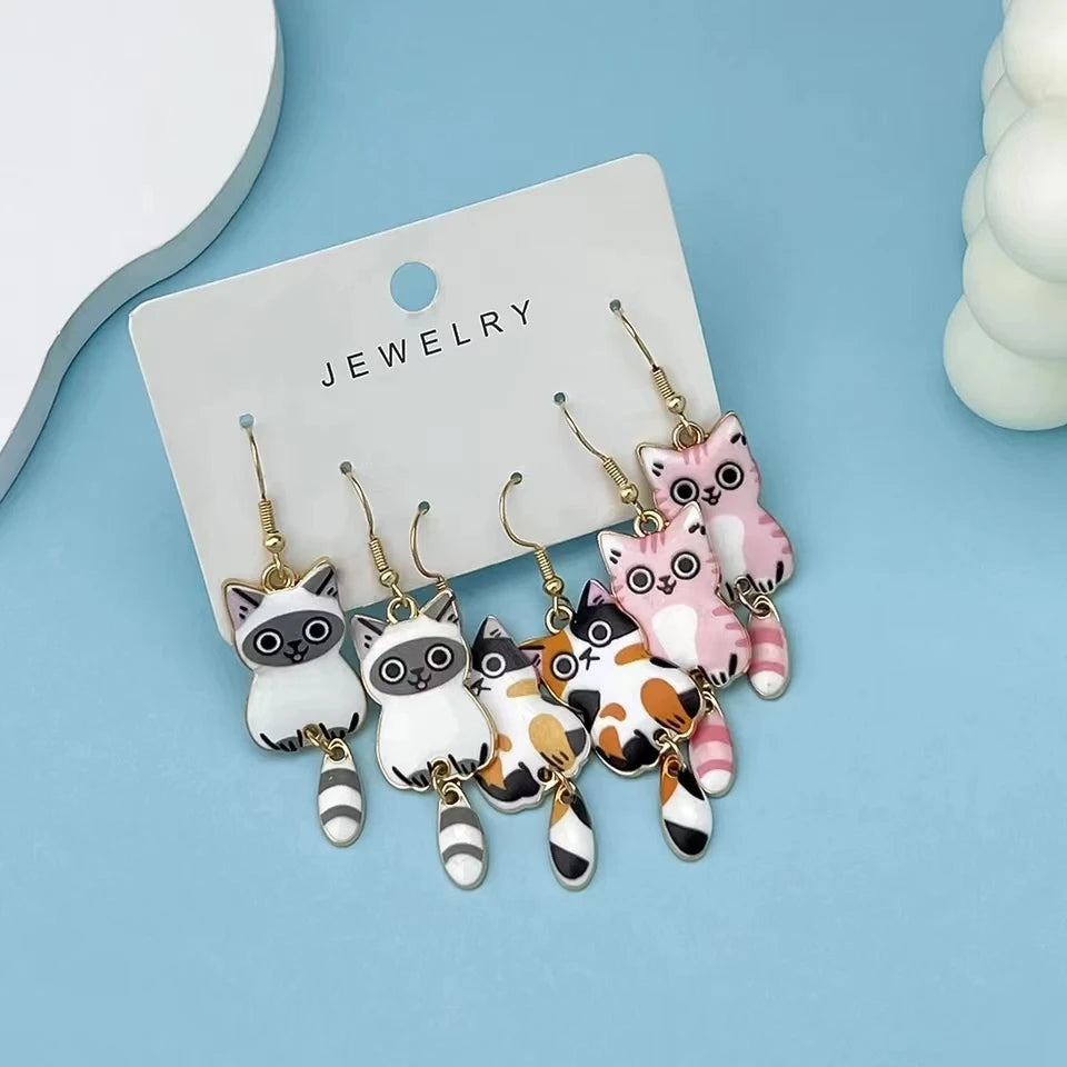 3 Paar neue lustige und niedliche Emaillierte Legierung Hängende Schwanz Katze Ohrringe Farbige Katzenohr Schmuckset Schönes Geschenk für Frauen Mädchen