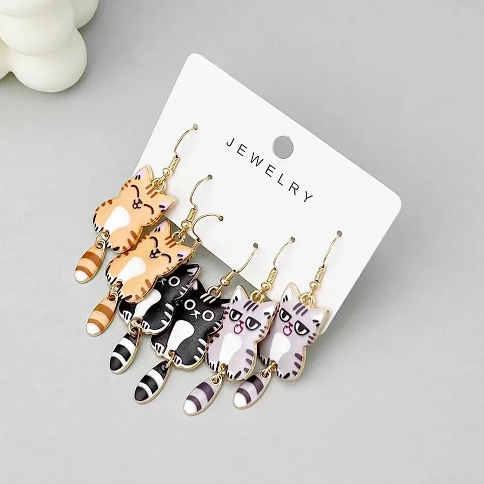 3 Paar neue lustige und niedliche Emaillierte Legierung Hängende Schwanz Katze Ohrringe Farbige Katzenohr Schmuckset Schönes Geschenk für Frauen Mädchen