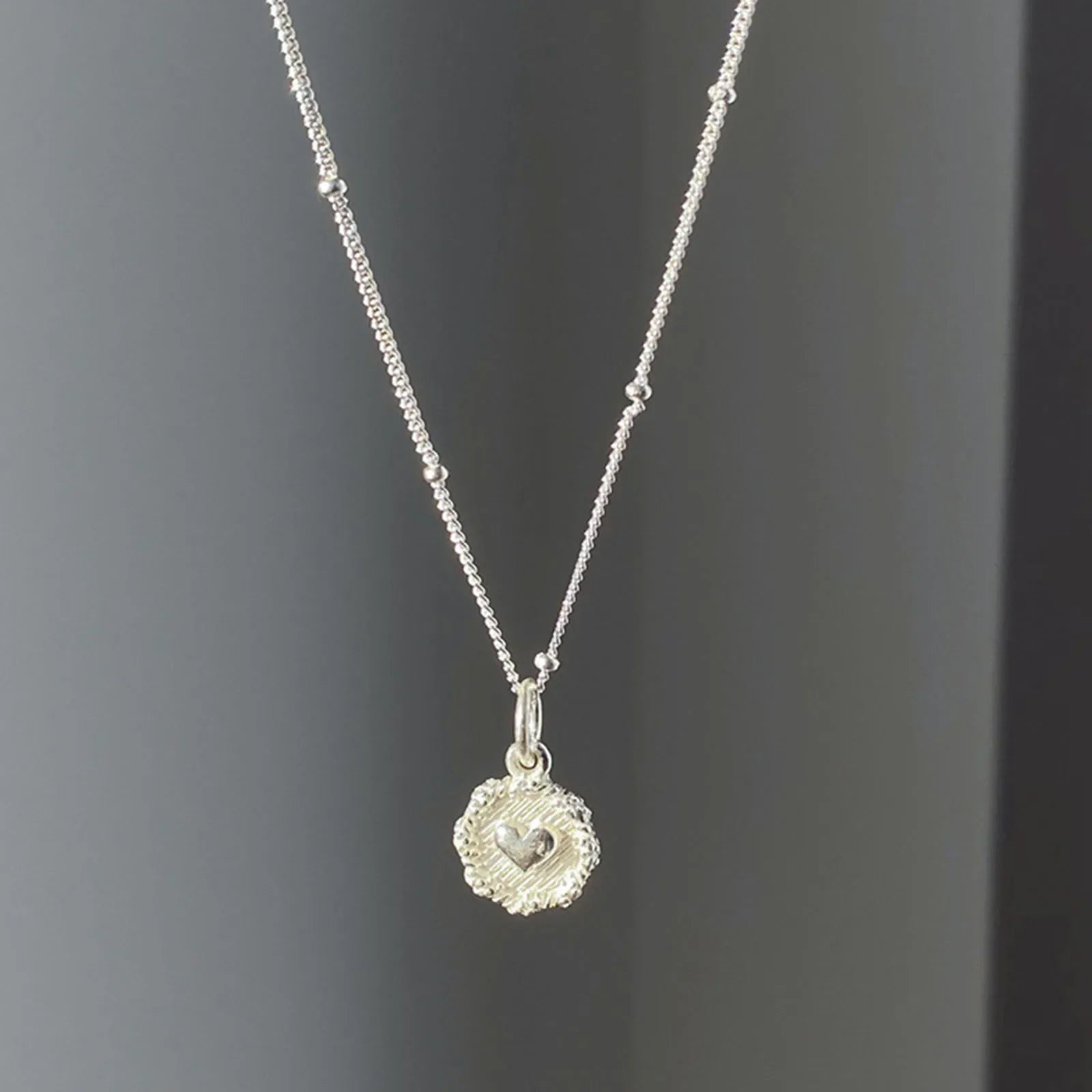 Collar de mujer con colgante de corazón texturizado en plata de ley 925, diseño estereoscópico, joya de doble cara, regalo al por mayor