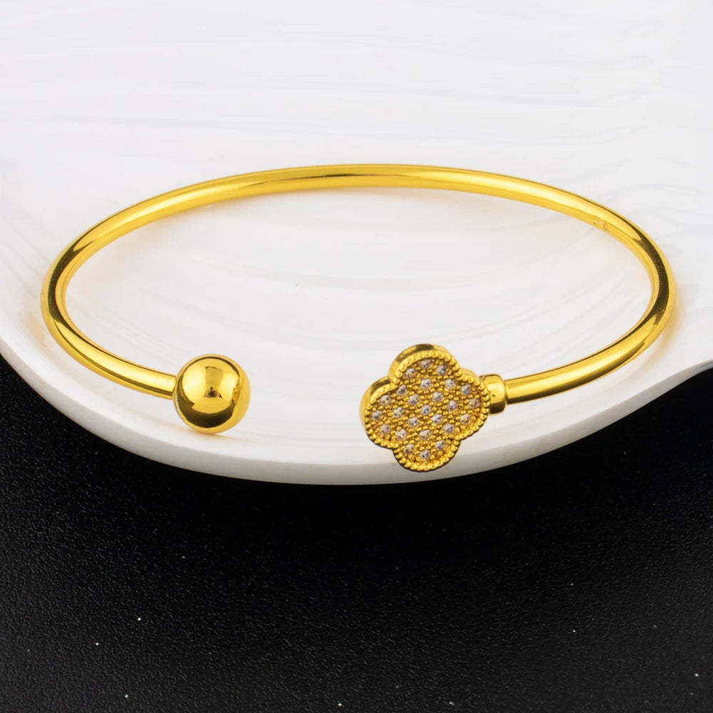 Neues Design Klassischer Luxus Edelstahl glänzend Zirkon Kleeblatt Armbänder Elegantes Temperament für Damen Alltagsschmuck Geschenke