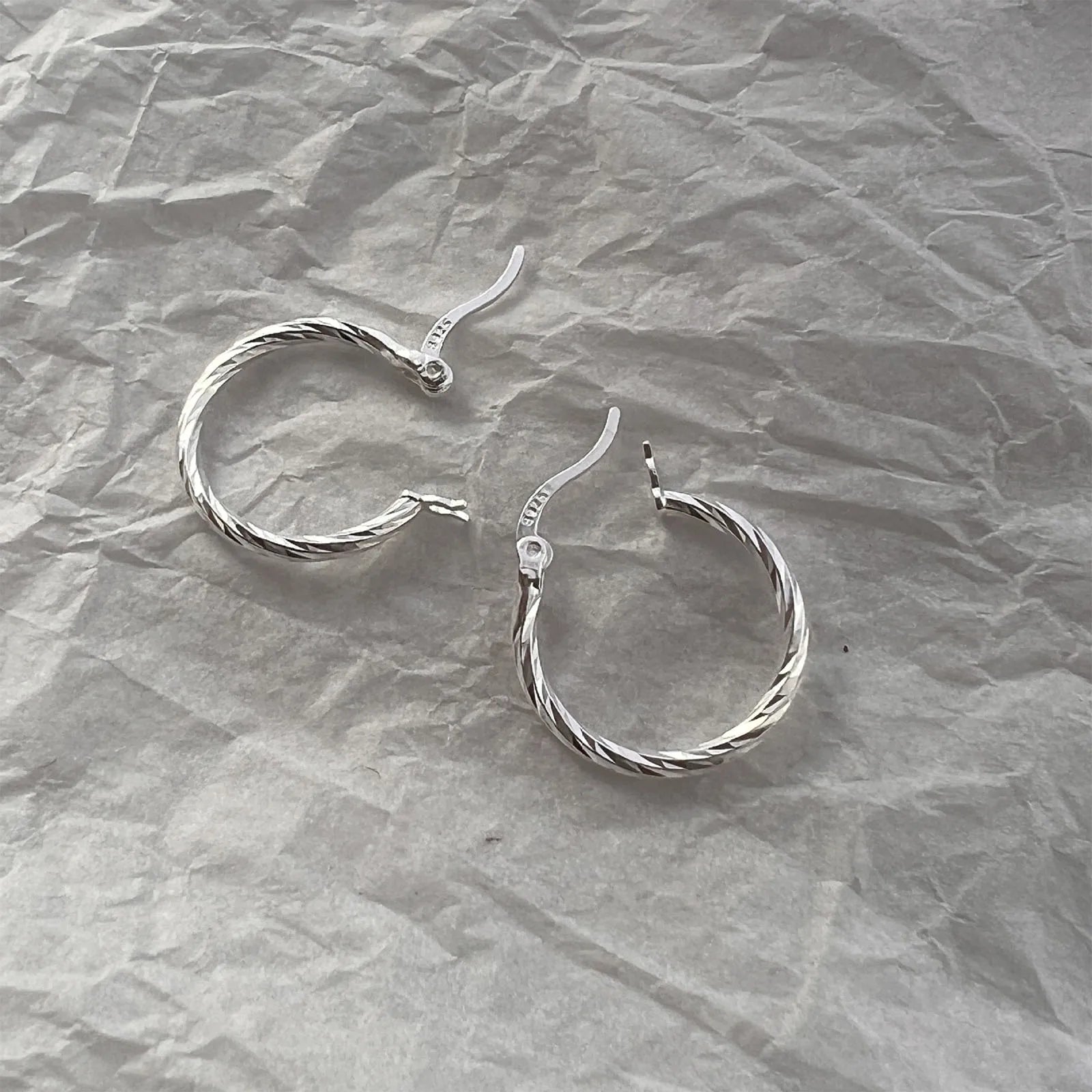 S925 Silber Geometrische Verdrehte Kreis Ohrringe Damen Elegant Einzigartiges Design Koreanische Vielseitige Funkelnde Blumenohrstecker