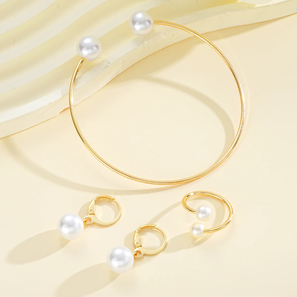 4tlg/Set einfache Perlenohrringe Ring Armreif für Frauen Vintage exquisite goldfarbene Schmucksets weibliche Hochzeitsfeier Schmuckgeschenke