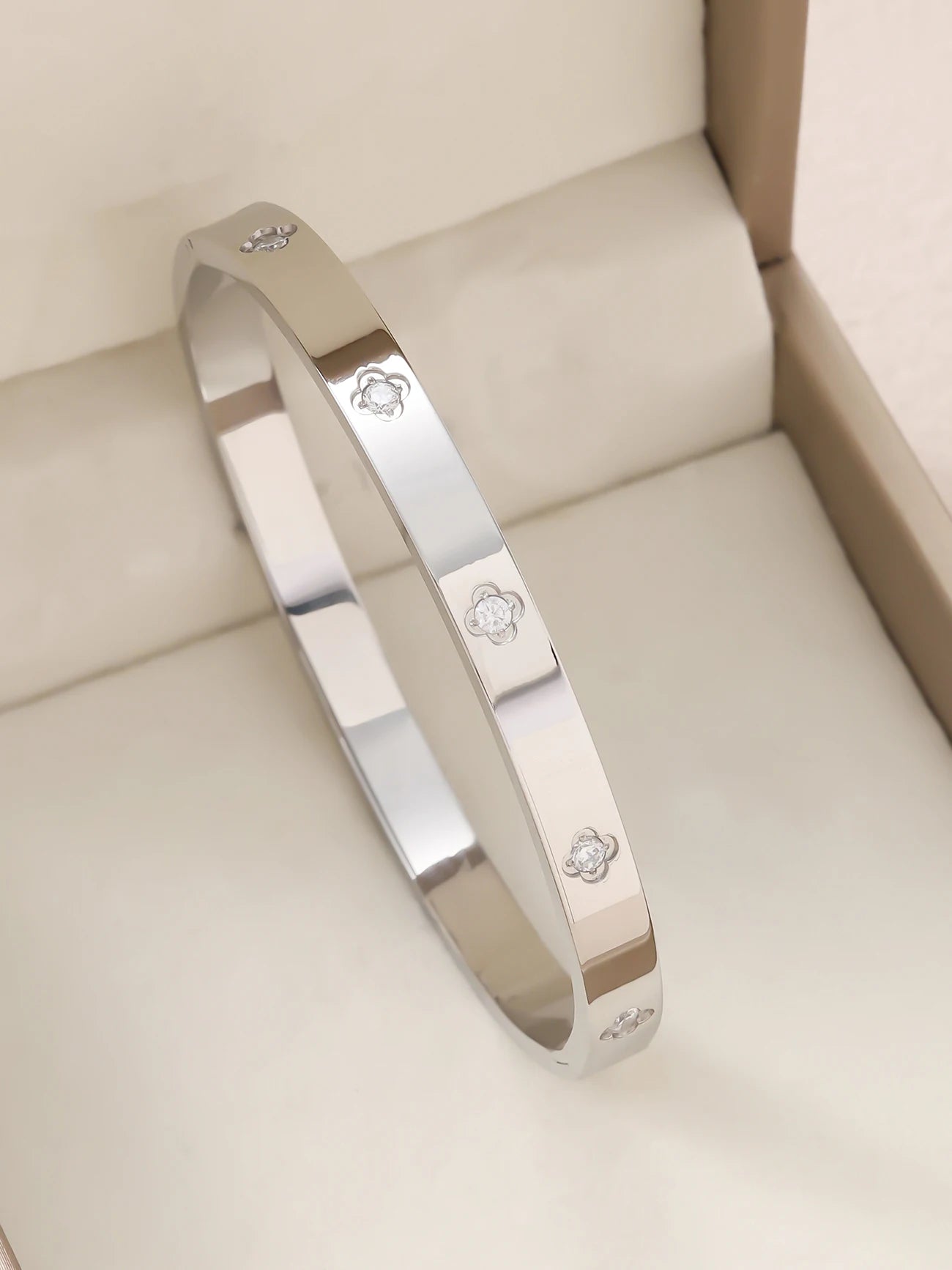 1 Stück 18K vergoldetes stapelbares Edelstahlarmband mit Kette und Kleeblatt-Design, Modischer Stil für Damen, Geeignet für Freizeit