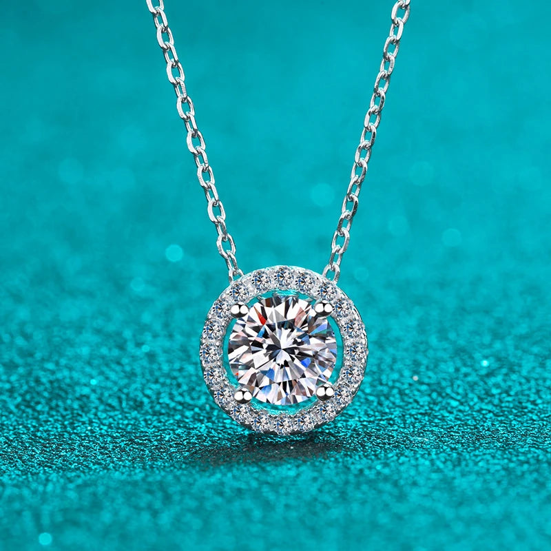 NeeTim 1ct D Color VVS1 Moissanite Schmuckset 925er Silber mit Weißgold vergoldeter Halskette und Ohrsteckern für Damen