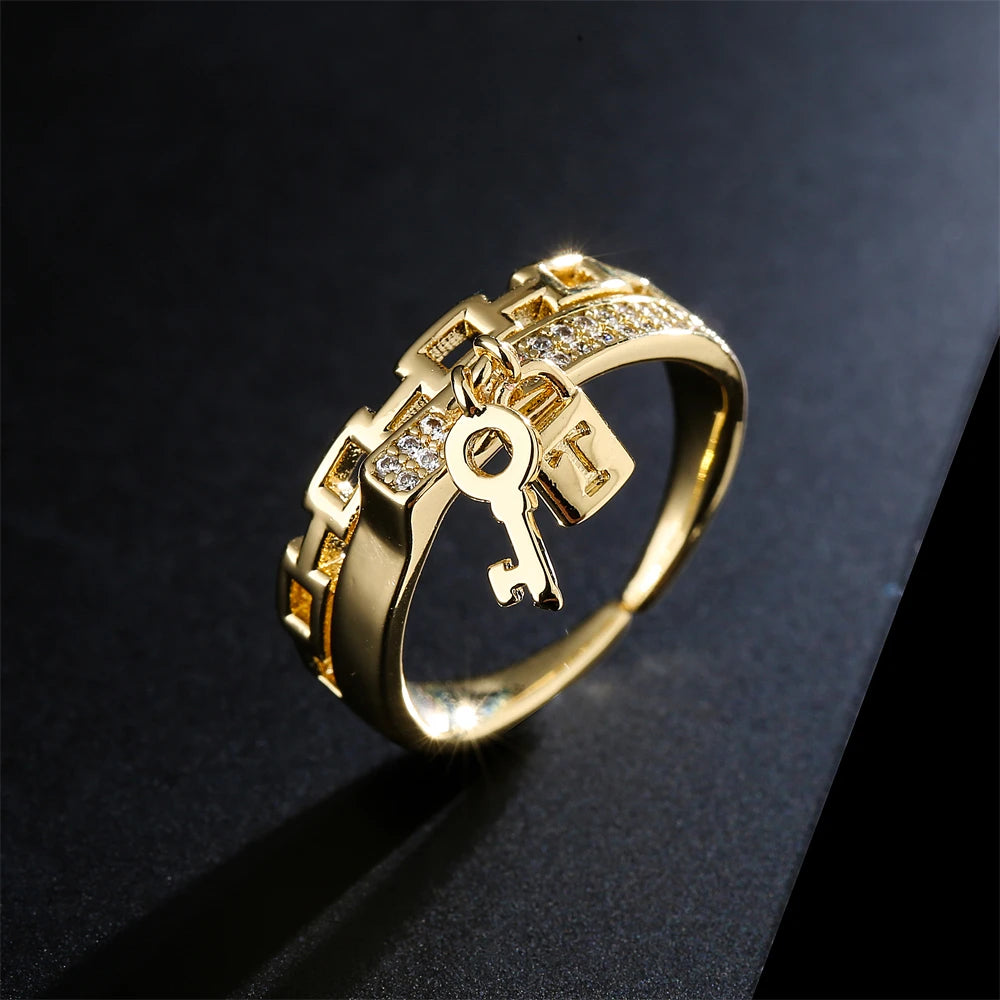 NEWBUY Mode Goldfarbe Kupfer Hochzeit Schmuck Luxus AAA Zirkonia Schloss & Schlüssel Anhänger Fingerring Verstellbar für Frauen Mädchen
