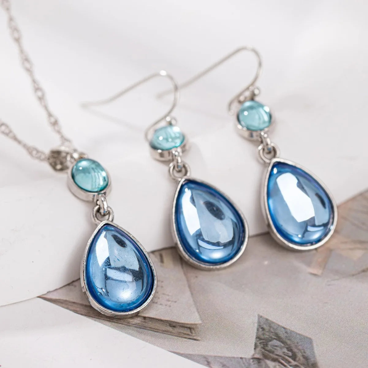 Modische Wassertropfenförmige Künstliche Synthetische Blaue Stein Hängeohrringe für Damen zum Geburtstag, Individueller Schmuck