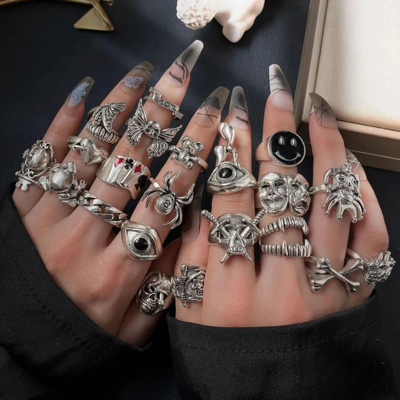 24-teiliges Ring-Set Legierung Persönlichkeit Poker Karte Smiley Ring Gothic Punk Hip Hop Trend Style Wear Passende Accessoires