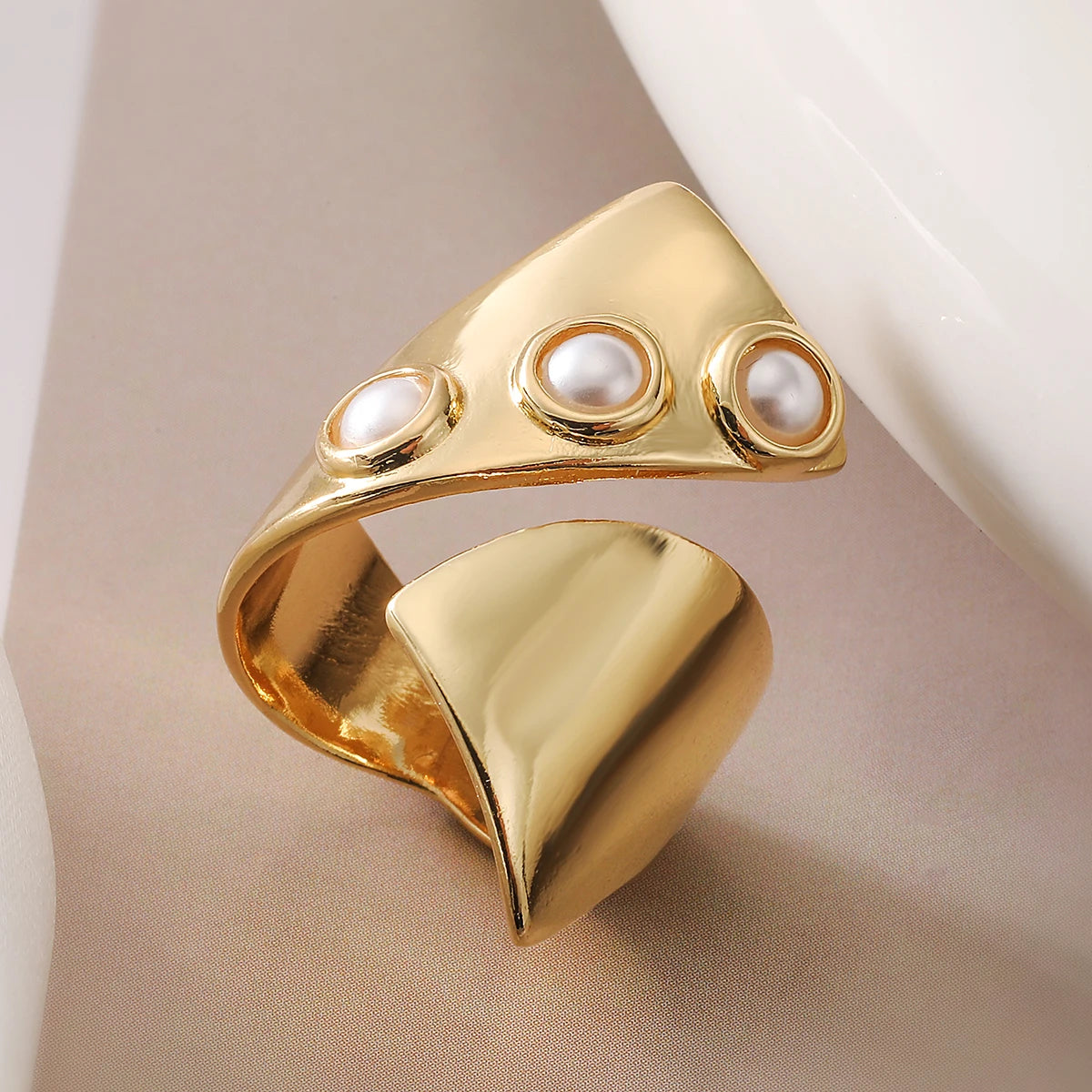 NEWBUY Zarte goldfarbene Statement-Design CZ Party-Ringe für elegante Frauen Finger-Accessoires