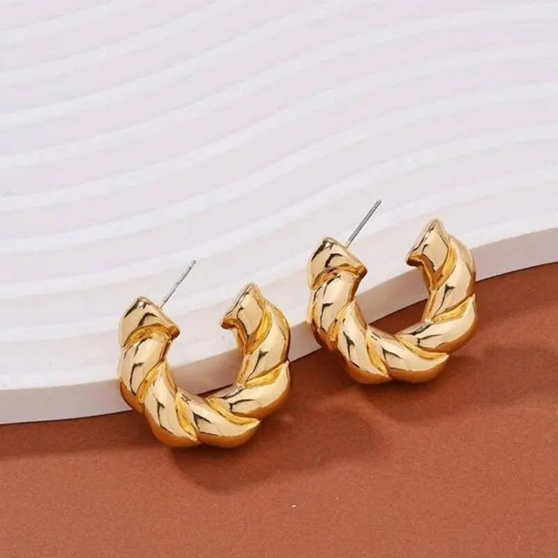 Goldfarbene Kristallstein-Creolen Gedrehte Metallform Versilbert Neue Mode Damenohrringe Party Schmuck Geburtstagsgeschenk