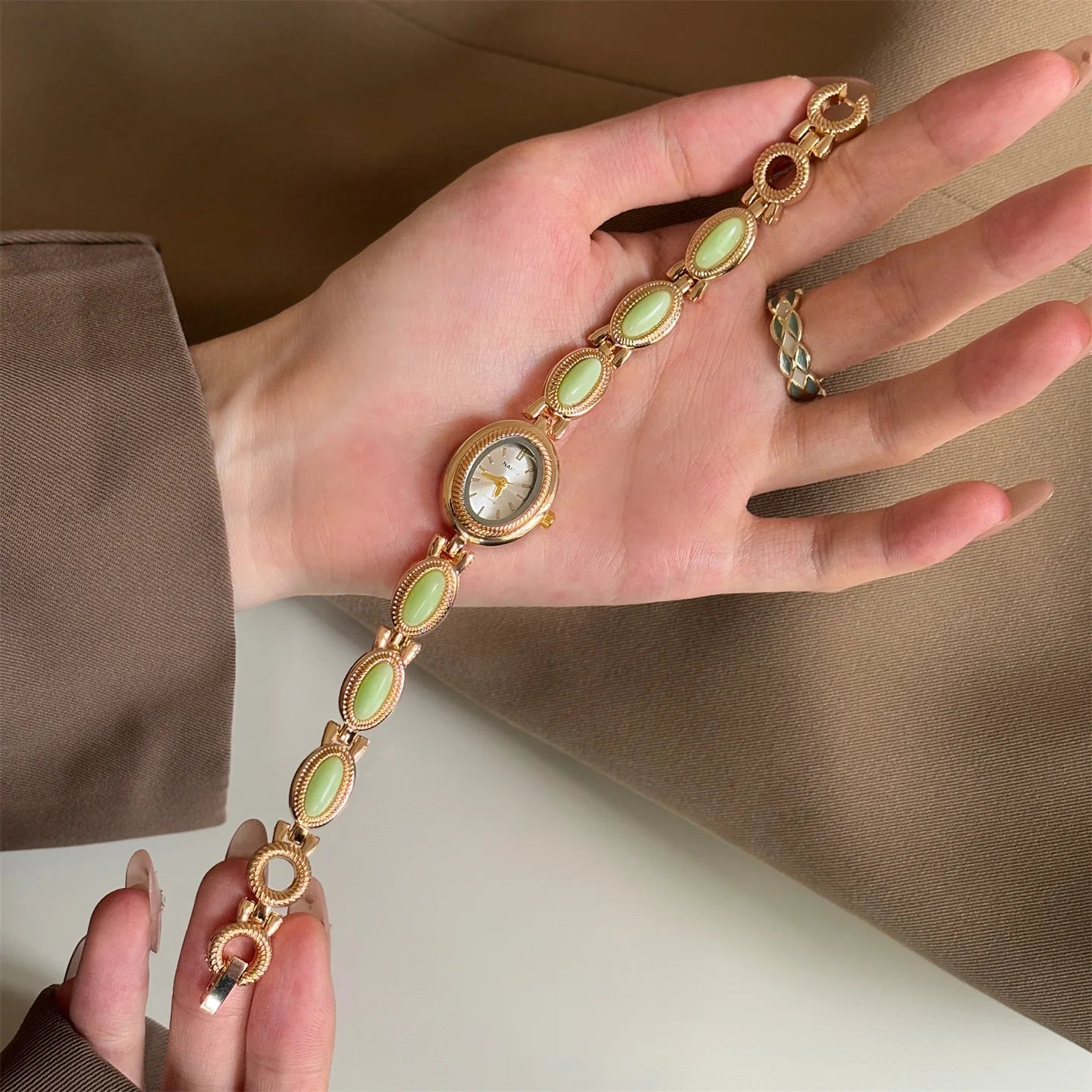 Neue Vintage Damen Armbanduhr mit farbigen Edelsteinen, leichte Luxus personalisierte Retro Schmuck Gold Edle Kleine Süße Armbanduhr