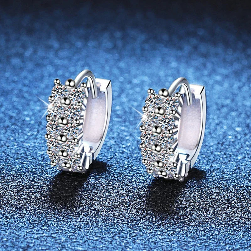 NeeTim 2mm Voll-Moissanit-Ohrringe Damen Luxusqualität Party S925 Sterlingsilber mit Weißgoldbeschichtung Creolen Hochzeits-Ohrring