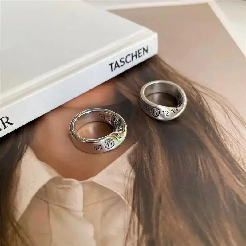 Modischer, unregelmäßiger verdrehter Glückszahlenring, personalisierter Partyschmuck für Damen