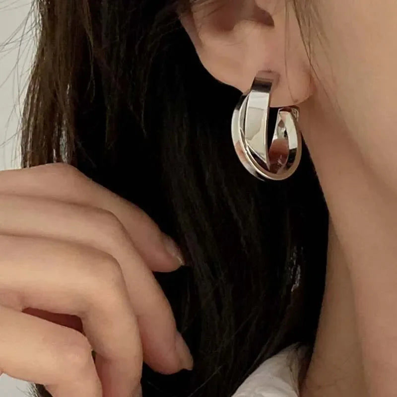 Aretes de aro de metal retorcido color dorado, aretes de aro circulares geométricos color plateado estilo punk, joyería de moda Y2K de diseño simple