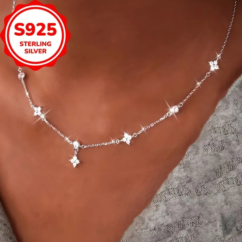 Un collar de trébol de cuatro hojas de plata S925, moderno y elegante, perfecto para regalos de joyería de San Valentín.