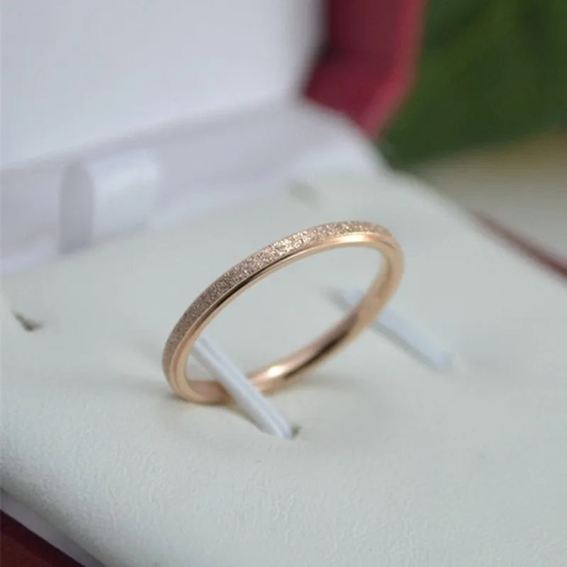 Mattierter Edelstahl 2mm dünner, stapelbarer Ring Ehering für Damen Mädchen Größe 3-10