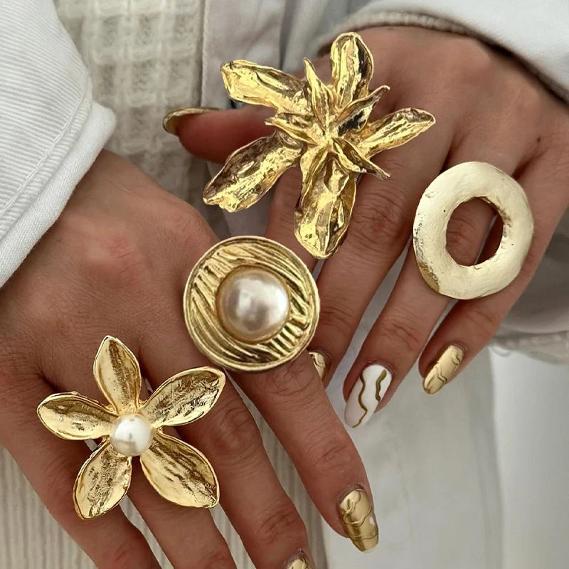 4 Stück übertriebenes Ring-Set in Goldfarbe für Damen 2025 Persönlichkeit Metall Punk Party Große Blume Fingerring Schmuck Zubehör
