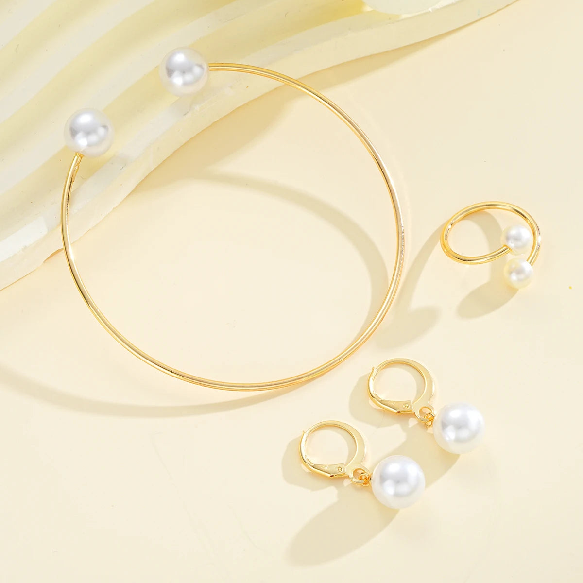 4tlg/Set einfache Perlenohrringe Ring Armreif für Frauen Vintage exquisite goldfarbene Schmucksets weibliche Hochzeitsfeier Schmuckgeschenke
