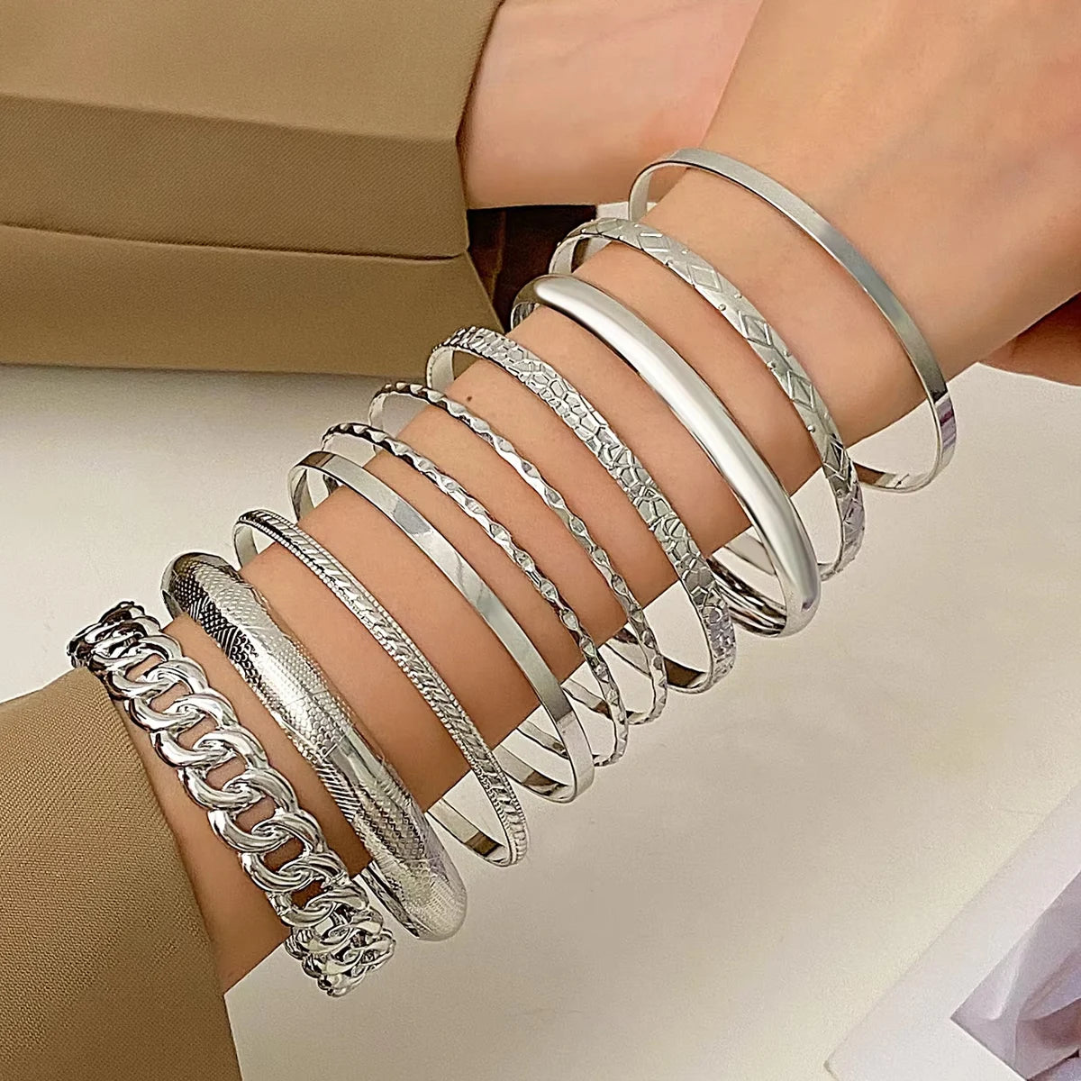 Zehnteiliges Set stilvoller böhmischer Retro-Armband-Schmuck für Hochzeiten und Bankette in Gold- und Silberfarbe mit breiter Oberfläche