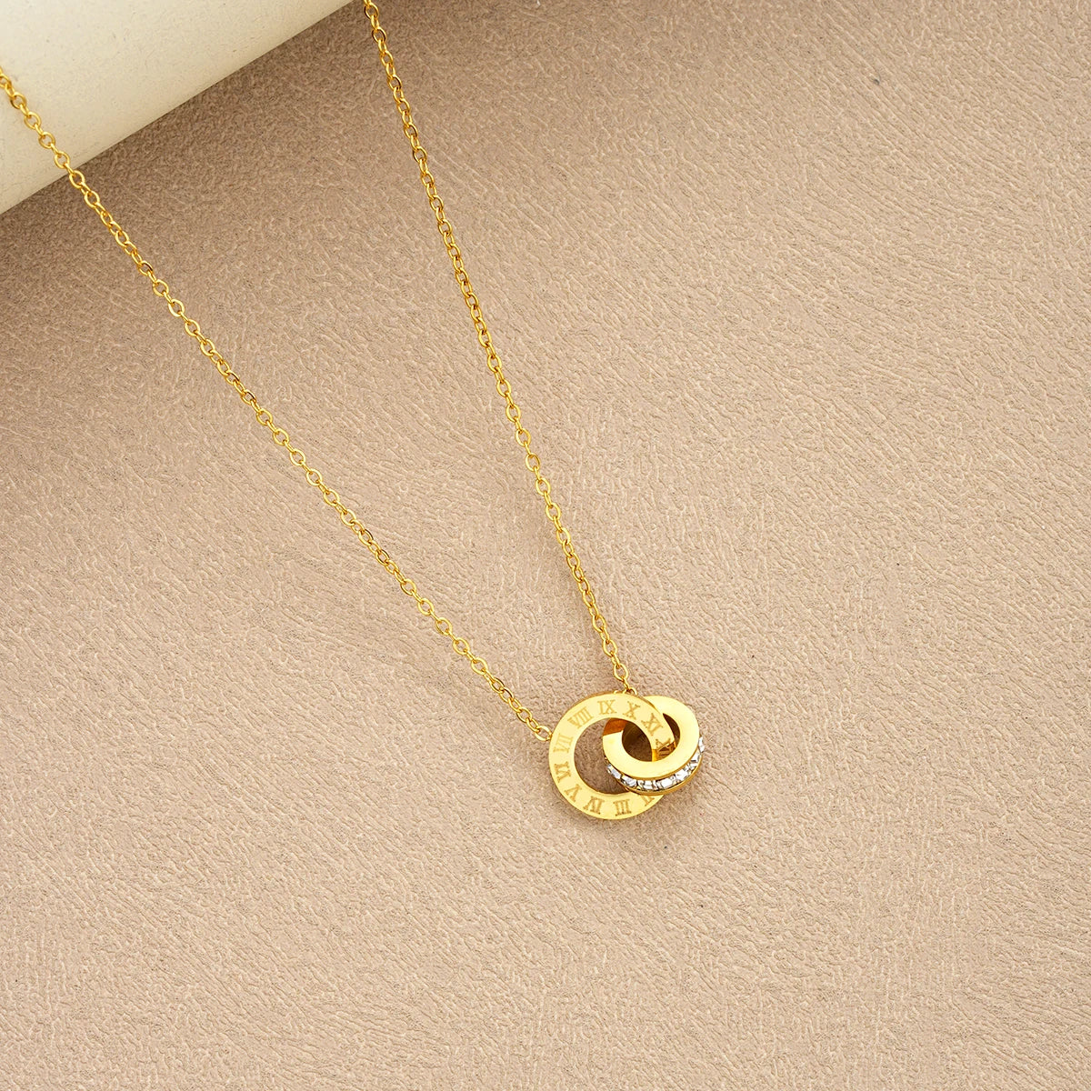 4-teiliges Set Goldfarbene Edelstahl-Kristallkette Armband Ohrringe für Frauen Ineinandergreifende Kreise Römische Ziffern Schmucksets