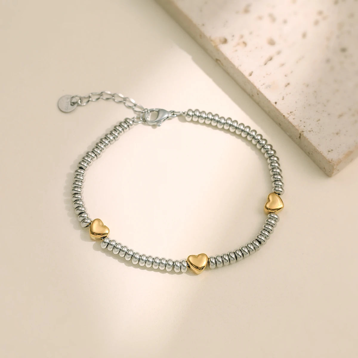 NEWBUY Hot Sale Nicht verblassender Edelstahlschmuck Goldfarbe Herz/Stern Silberperlen Charm Armbänder für Damen Großhandel