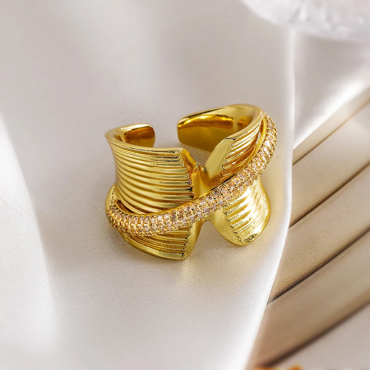 NEWBUY Luxus AAA Zirkonia Inlay Kupfer Hochzeitsschmuck Goldfarbe Statement Geometrische Form Offene Designringe Für Frauen