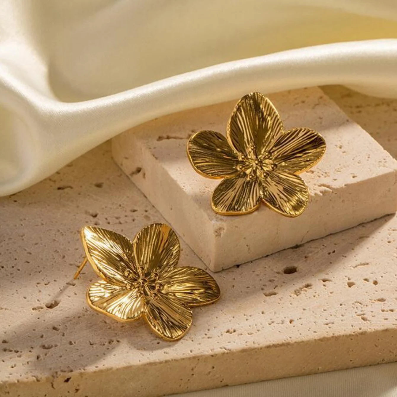 Uworld Hypoallergene stilvolle Vintage Blumen-Ohrstecker Premium 18k vergoldeter Edelstahl für Frauen Party Ohrringe Damen