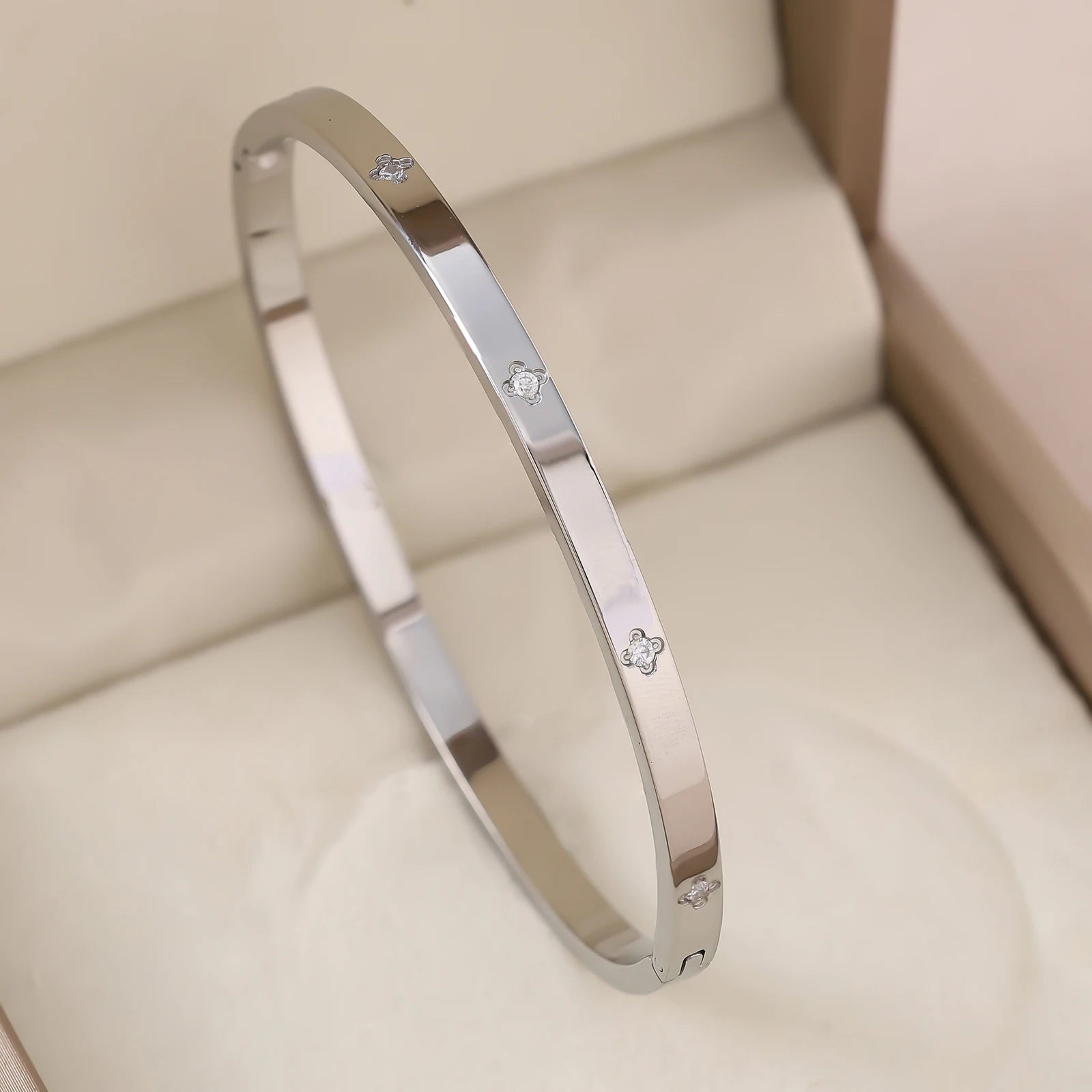 1 Stück 18K vergoldetes stapelbares Edelstahlarmband mit Kette und Kleeblatt-Design, Modischer Stil für Damen, Geeignet für Freizeit