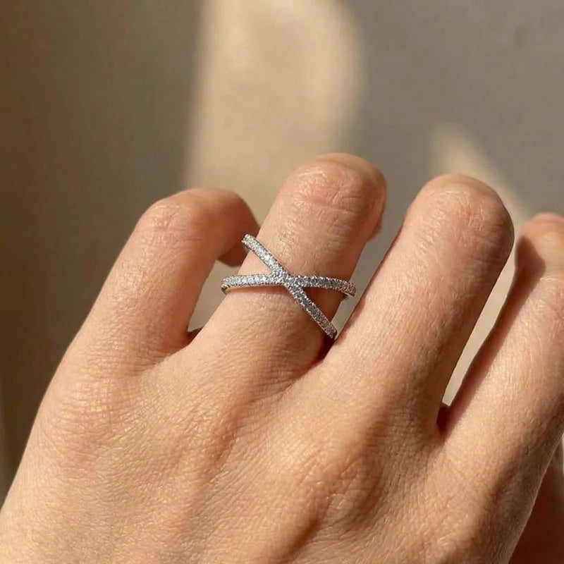 925 Sterling Silber Luxus Kreuz X Form Damen Verlobungsring Voll gepflastert CZ Stein Eleganter einfacher Damenschmuck Ring Heißer Verkauf
