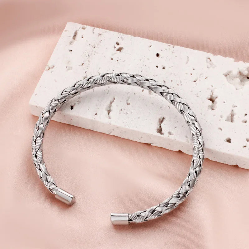 1 Stück Titan-Stahl-Armreif, geflochten, trendiger und minimalistischer Stil, Stahldraht geflochten, verstellbares C-förmiges Armband